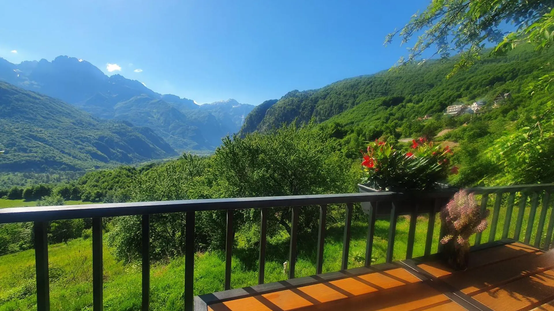Villa Davisol Theth Albanien